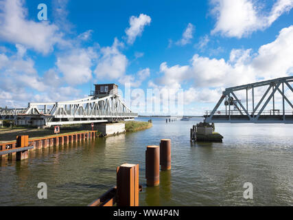 Meiningen ponte sopra Meiningenstrom, ponte girevole, Fischland-Darß-Zingst, Western Pomerania Area Laguna National Park, Meclemburgo-Pomerania Occidentale, Germania Foto Stock