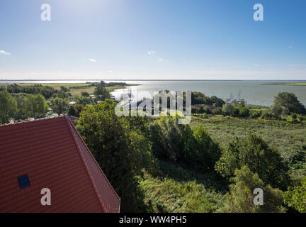 Saaler Bodden con il porto di Wustrow, vista dal campanile, Mar Baltico spa, Wustrow Fischland, Fischland-Darß-Zingst, Meclemburgo-Pomerania Occidentale, Germania Foto Stock