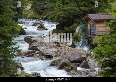 Acqua di legno mulino. Krimmler Achen valley. Parco Nazionale degli Alti Tauri. Alpi austriache. Foto Stock