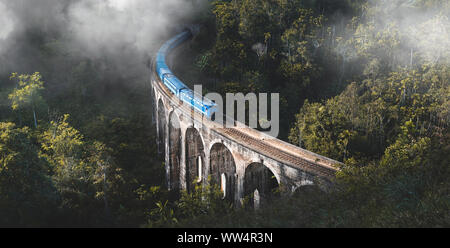 Treno per arrivare al famoso ponte di nove archi a Ella, Sri Lanka Foto Stock