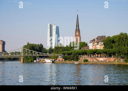 Eiserner Steg oltre la principale, la nuova Banca centrale europea BCE, Epifania chiesa di Sachsenhausen, di Francoforte sul Meno, Hesse, Germania Foto Stock