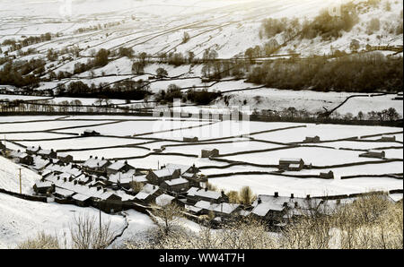 Villaggio Gunnerside, Swaledale, Yorkshire nel panorama di neve Foto Stock