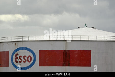 Porto di Rotterdam, Paesi Bassi - 2019.09.08: un serbatoio in raffineria esso prodotti chimici e impianti botlek 3e petroleumhaven Foto Stock