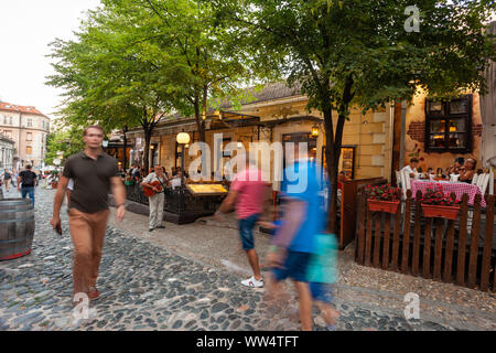 Belgrado, Serbia - agosto 07: Skadarlija (Skandarska), Belgrado il quartiere pieno di ristoranti e caffetterie il 7 agosto 2019 in Serbia Foto Stock