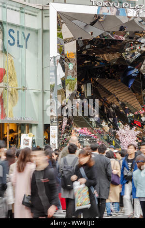 Harajuku è una delle principali dello shopping e la ristorazione distretto molto desideroso di una tendenza attrae molti visitatori in un anno lungo. Tokyo, Giappone. Foto Stock