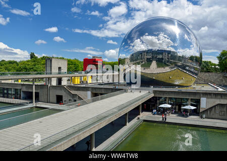 Parigi, Francia - luglio 6, 2012: La Géode è rifinita a specchio di cupola geodetica che trattiene un Omnimax theatre nel Parc de la Villette. Foto Stock