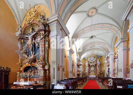 Armenseelen altare e l'altare maggiore, chiesa di pellegrinaggio Mariahilfberg, Gutenstein, Industrieviertel, Austria Inferiore, Austria Foto Stock