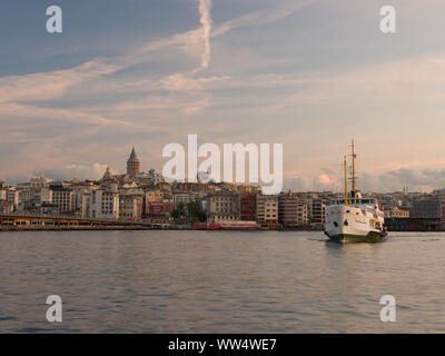 Panorama di Istanbul con Torre Galata. Ingresso del Golden Horn a sunrise. Il Ponte di Galata e navi da crociera. Foto Stock