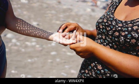 La lettura della mano le linee in un womans mani. Due bracci. Fortune raccontare Foto Stock