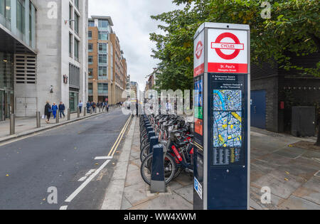 Cicli di Santander per il noleggio in Newgate Street, City of London, England, Regno Unito. Foto Stock