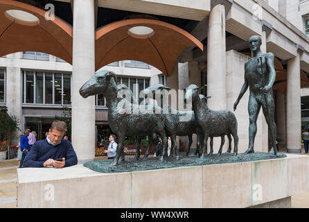 Paternoster, AKA pastore e pecore o il pastore con il suo gregge, una scultura in bronzo di Elisabeth Frink (1975) in Paternoster Square, City di Londra, Regno Unito. Foto Stock