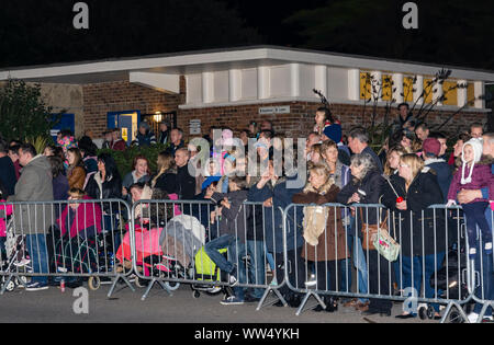 La folla di persone in piedi in attesa dietro barriere guardando una processione mentre a Guy Fawkes evento in Inghilterra, Regno Unito. Foto Stock