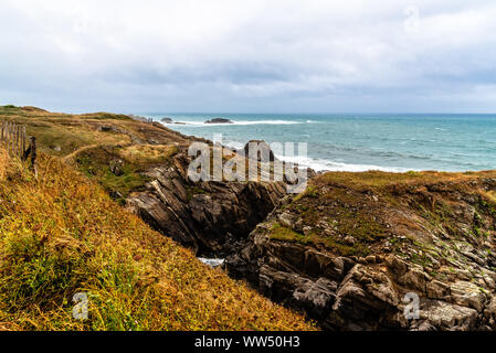 Vista panoramica di scogliere e mare contro il cielo nuvoloso. Pointe Saint Mathieu, Bretagna Francia Foto Stock