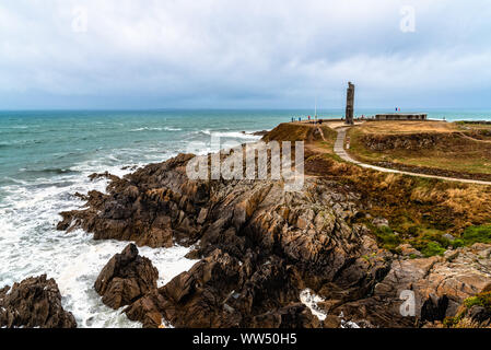 Vista panoramica di scogliere e mare contro il cielo nuvoloso. Memorial national des marins morts pour la Francia, National Memorial dei marinai morti per la Francia. Foto Stock