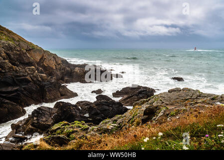 Vista panoramica di scogliere e mare contro il cielo nuvoloso. Pointe Saint Mathieu, Bretagna Francia Foto Stock