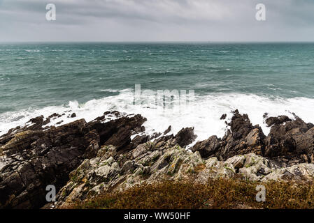 Vista panoramica di scogliere e mare contro il cielo nuvoloso. Pointe Saint Mathieu, Bretagna Francia Foto Stock