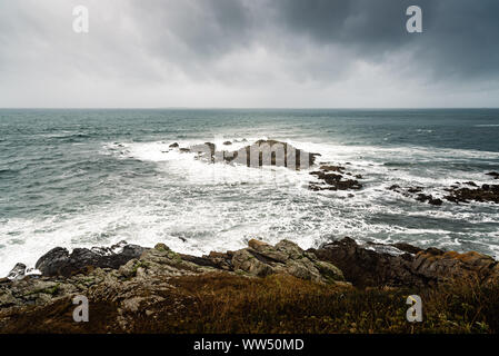 Vista panoramica di scogliere e mare contro il cielo nuvoloso. Pointe Saint Mathieu, Bretagna Francia Foto Stock