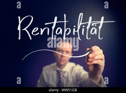 Un imprenditore iscritto una redditività 'Rentabilität' concetto in tedesco con una penna bianca su uno schermo chiaro. Foto Stock