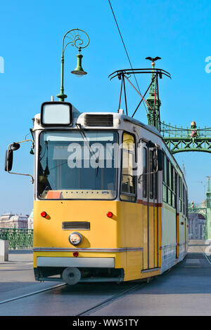 Tram storico sul ponte della Libertà a Budapest, Ungheria, su un luminoso giorno Foto Stock