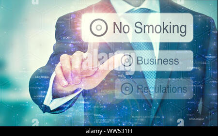 Un uomo di affari una selezione per non fumatori pulsante su un display futuristico con un concetto scritto su di esso. Foto Stock