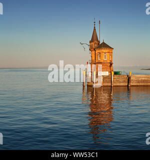 La porta di ingresso di Costanza con vista sulle Alpi svizzere al tramonto, il lago di Costanza, Baden-Wuerttemberg, Germania Foto Stock