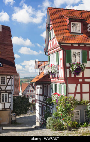Lane e casa in legno e muratura nella città vecchia di Herrenberg, Baden-Wuerttemberg, Germania Foto Stock