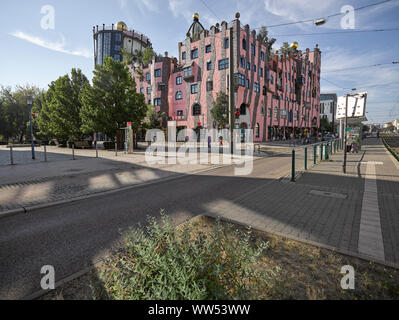 Casa Hundertwasser Magdeburg con street nella parte anteriore di esso Foto Stock