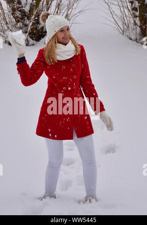 Ritratto di giovane donna divertendosi con la neve Foto Stock