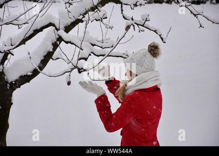 Ritratto di giovane donna divertendosi con la neve Foto Stock