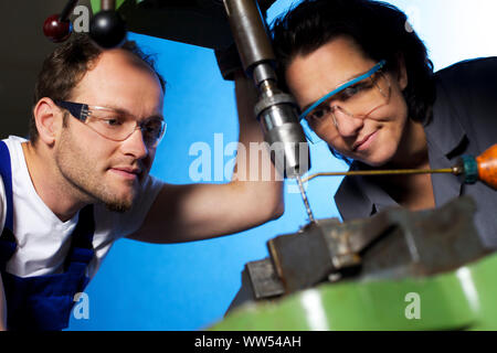 Forare i tecnici di officina Foto Stock