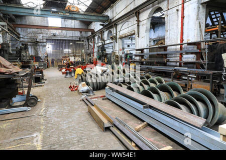 Le campane in negozio in officina di John Taylor & Company fonderia di campane, Loughborough, Leicestershire, England, Regno Unito Foto Stock