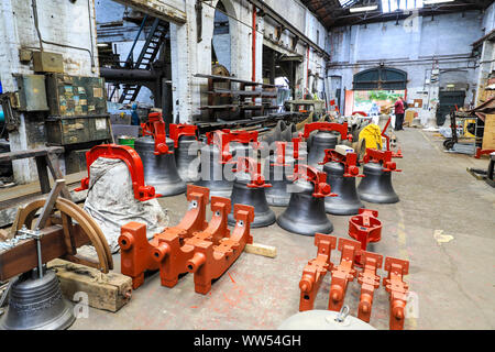 Le campane in negozio in officina di John Taylor & Company fonderia di campane, Loughborough, Leicestershire, England, Regno Unito Foto Stock