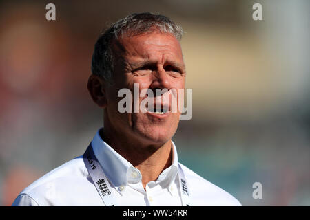 Ex Inghilterra cricketer Alec Stewart durante il giorno due del quinto test match al ovale, Londra. Foto Stock