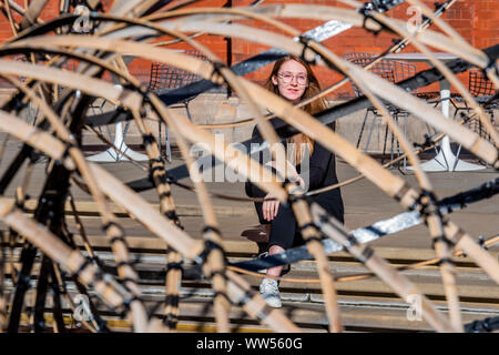 Londra, Regno Unito. Xiii Sep, 2019. Bamboo (竹) Anello: la tessitura in leggerezza, Kengo Kuma's esperimento nel concetto di tessitura. - London Design Festival torna nella capitale per il suo diciassettesimo anno. Il V&A un museo è il Festival ufficiale mozzo per l'undicesimo anno e ospita una serie di servizi appositamente commissionati i progetti realizzati da progettisti di fama internazionale. Credito: Guy Bell/Alamy Live News Foto Stock