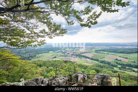 Bella vista panoramica dal Glatzenstein montagna in Svizzera della Franconia sul paesaggio con il villaggio di Kersbach in Germania nell'per Foto Stock