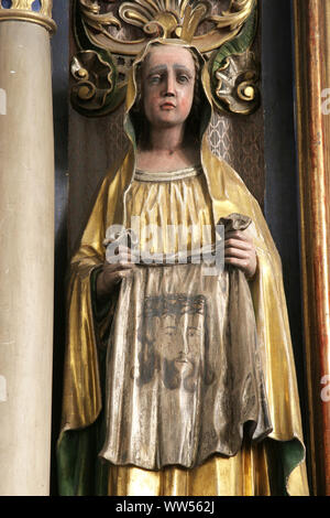 Saint Veronica, statua sull altare principale nella chiesa di Santa Maria Maddalena in Cazma, Croazia Foto Stock