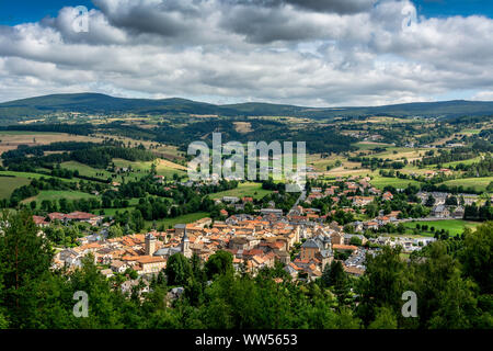 Vista della città di Le Malzieu Ville, Lozere department, Occitanie, Francia, Europa Foto Stock