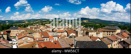 Vista della città di Le Malzieu Ville, Lozere department, Occitanie, Francia, Europa Foto Stock