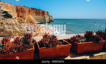 Beachgoers a a Benagil beach, Algarve, PORTOGALLO Foto Stock