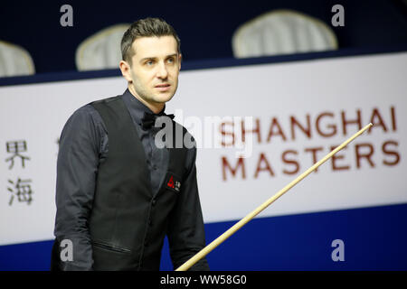 Mark Selby di Inghilterra ritiene che un colpo al Jack Lisowski di Inghilterra al secondo round del 2019 Snooker Masters di Shanghai in Cina a Shanghai, 10 settembre 2019. Foto Stock