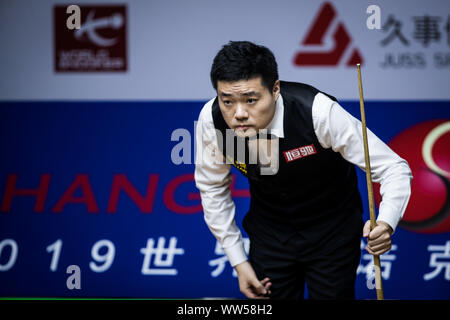 Ding Junhui della Cina ritiene che un colpo di Neil Robertson di Australia in occasione del secondo round del 2019 Snooker Masters di Shanghai in Cina a Shanghai, 11 settembre 2019. Foto Stock