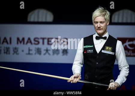 Neil Robertson di Australia ritiene che un colpo di Ding Junhui della Cina in occasione del secondo round del 2019 Snooker Masters di Shanghai in Cina a Shanghai, 11 settembre 2019. Foto Stock