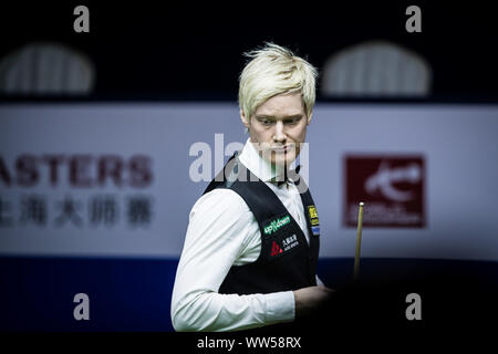 Neil Robertson di Australia ritiene che un colpo di Ding Junhui della Cina in occasione del secondo round del 2019 Snooker Masters di Shanghai in Cina a Shanghai, 11 settembre 2019. Foto Stock