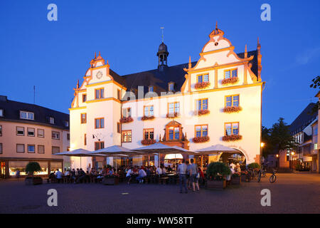 Il vecchio municipio sulla piazza del mercato al crepuscolo, Darmstadt, Hesse, Germania, Europa Foto Stock