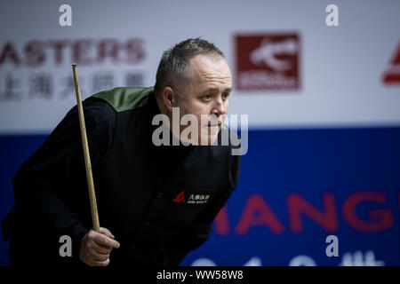 John Higgins della Scozia ritiene che un colpo di Barry Hawkins di Inghilterra al secondo round del 2019 Snooker Masters di Shanghai in Cina a Shanghai, 11 settembre 2019. Foto Stock