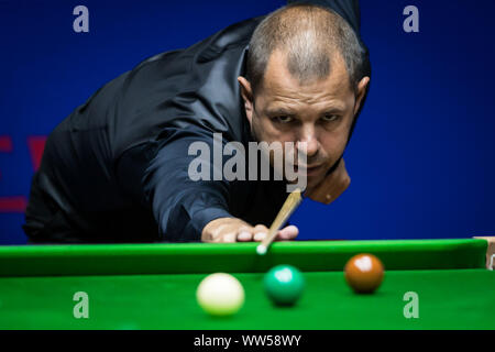 Barry Hawkins di Inghilterra gioca un colpo a John Higgins della Scozia al secondo round del 2019 Snooker Masters di Shanghai in Cina a Shanghai, 11 settembre 2019. Foto Stock