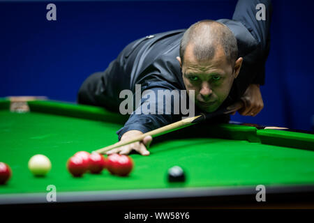 Barry Hawkins di Inghilterra gioca un colpo a John Higgins della Scozia al secondo round del 2019 Snooker Masters di Shanghai in Cina a Shanghai, 11 settembre 2019. Foto Stock