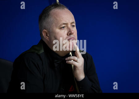 John Higgins della Scozia ritiene che un colpo di Barry Hawkins di Inghilterra al secondo round del 2019 Snooker Masters di Shanghai in Cina a Shanghai, 11 settembre 2019. Foto Stock