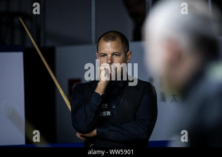 Barry Hawkins di Inghilterra ritiene che un colpo di John Higgins della Scozia al secondo round del 2019 Snooker Masters di Shanghai in Cina a Shanghai, 11 settembre 2019. Foto Stock