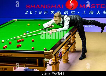 Judd Trump di Inghilterra gioca un tiro a segno Allen in Irlanda del Nord i quarti di 2019 Snooker Masters di Shanghai in Cina a Shanghai, 12 settembre 2019. Foto Stock